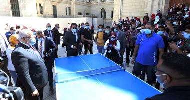 وزير التعليم العالى يشارك طلاب جامعة القاهرة تحية العلم ولعب "البينج بونج"