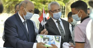 جامعة المنيا تستقبل الطلاب بالأعلام والكتيبات الإرشادية.. صور
