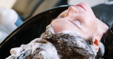 بتغسلى شعرك كام مرة؟ اعرفى الصح حسب نوعه ونمط حياتك
