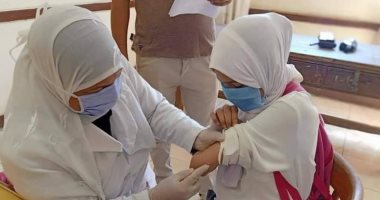 تطعيم الطلاب بالشرقية ضد الالتهاب السحائى فى أول يوم دراسى.. صور