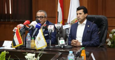 وزير الرياضة يجتمع بالجناينى ومحمد فضل 