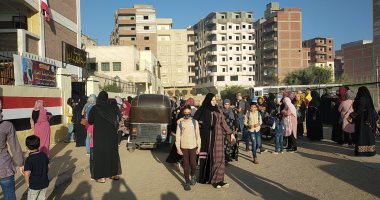أولياء الأمور يصطحبون أطفالهم للمدارس فى أول يوم دراسى بالغربية.. صور