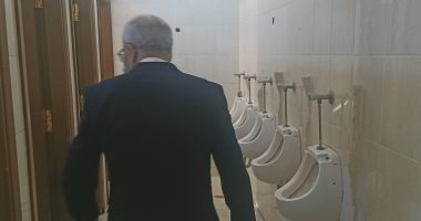 نائب وزير التعليم يتفقد دورات مياه مدرسة السعيدية ويوجه بتوفير المطهرات.. صور