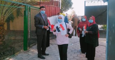 مدارس الوادى الجديد تستقبل طلابها بالورود والأعلام فى أول يوم دراسى.. صور