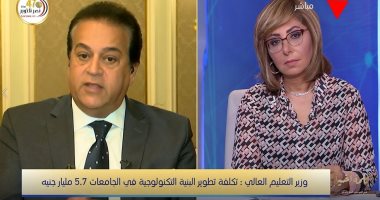 وزير التعليم العالى: "مبعرفش أقاوم ولا أمسك نفسى ادام أى لعبة بتتلعب بالمضرب"