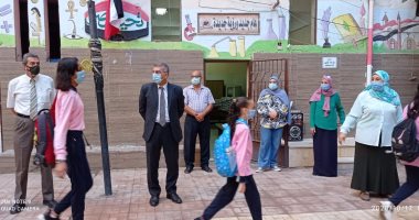 كمامات وغطاء وجه وتباعد.. مشاهد من أول يوم بالعام الدراسى الجديد.. صور