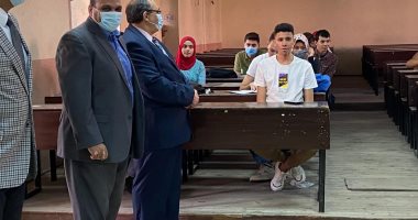 نائب رئيس جامعة بنها يتفقد كليتى الهندسة والزراعة بأول يوم دراسى