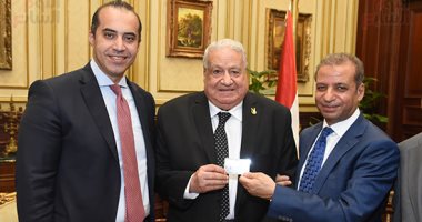 الفريق جلال هريدى أكبر الأعضاء سنًا بمجلس الشيوخ يستخرج كارنيه العضوية