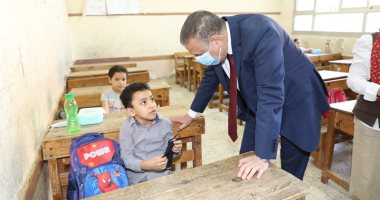 إقالة مديرة مدرسة بالمنوفية لتقصيرها فى تطبيق الإجراءات الاحترازية.. صور