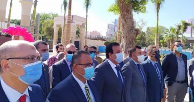 وزير التعليم العالى من عين شمس يؤكد ضرورة الالتزام بالإجراءات الاحترازية