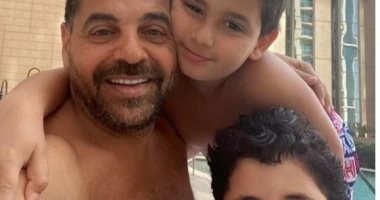 طارق العريان يرد على ابن أصالة بصورة مع أولاده: يوم عائلى مع رجالى 