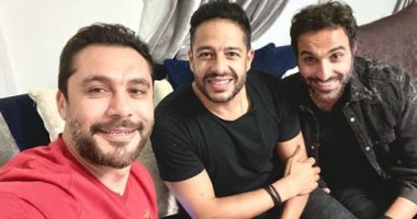 أحمد حسن وفهمى وحماقى يحتفلون بانتصار الأهلى على الوداد بسيلفى: مبروك وعقبال الزمالك