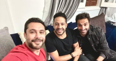 شاهد..أحمد فهمى وحماقي يتابعون فوز الأهلى أمام الوداد فى منزل الصقر