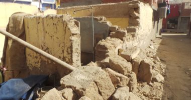 سقوط حائط منزل مكون من طابقين بإحدى قرى ملوى فى المنيا 