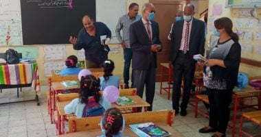 مدير تعليم الأقصر يقود جولة على المدارس فى أول أيام العام الجديد.. صور