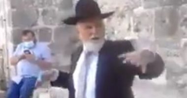 حاخام يلقي درسا تلموديا على متطرفين أمام باب الرحمة بعد اقتحام المسجد الأقصى