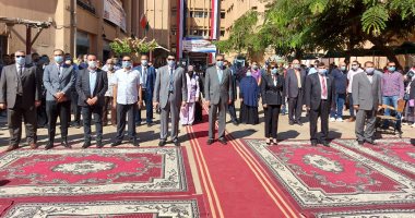رئيس جامعة بنها يؤدى تحية العلم مع الطلاب ويشيد بالإجراءات الوقائية.. صور