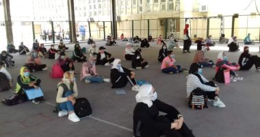 التربية الرياضية في جامعة الإسكندرية تستقبل طلابها بالكمامة والتمرينات.. صور