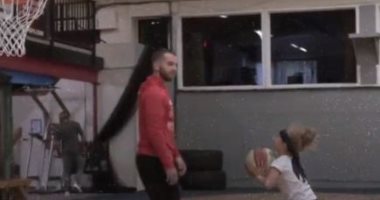 طفلة أمريكية تجمع بين التزلج وحركات الجمباز خلال تدريبها على كرة السلة.. فيديو