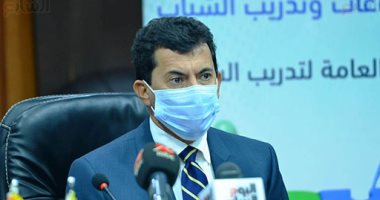 وزير الرياضة فى حوار مفتوح مع مجموعة من الشباب