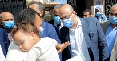 محافظ بنى سويف يأمر بإجراء جراحة لرضيع أثناء تفقده المراكز التكنولوجية