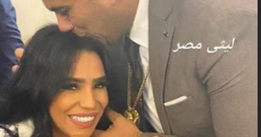 شاهد محمود الليثى يقبل رأس أمينة  x صورة