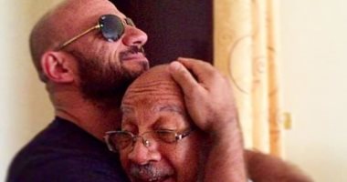 أحمد مكى يسترجع ذكرياته مع والده بعد عام على رحيله بصورته بين أحضانه: دايمًا بدعيلك