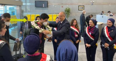 مطار القاهرة يستقبل النادى الأهلى بالورود احتفالاً بفوزه على الوداد المغربي