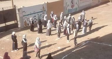 بوابات تعقيم وقياس الحرارة للطلاب قبل دخول المدارس بمرسى علم.. صور