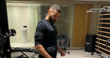 كريم بنزيما يستعرض لياقته البدنية في صاله الجيم بعد الاستبعاد من المنتخب الفرنسي