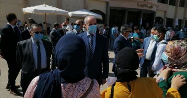 صور.. رئيس جامعة الفيوم يستقبل الطلاب الجدد أمام بوابة كلية الزراعة