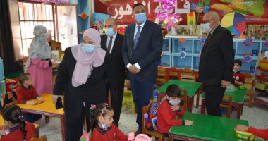محافظ الدقهلية يكافئ مديرة مدرسة شجرة الدر ومعلمة التربية الرياضية.. التفاصيل