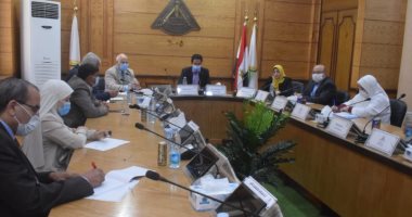 اجتماع لجنة متابعة الالتزام بالإجراءات الاحترازية بجامعة بنها في أول يوم دراسي