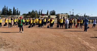 طلاب التربية الرياضية بجامعة قناة السويس يؤدون تحية العلم بأول يوم دراسى
