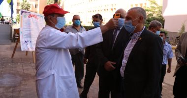رئيس جامعة المنوفية يتفقد بدء الدراسة بكلية الإعلام فى عامها الأول.. صور