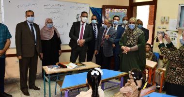 صور.. محافظ الفيوم يشدد على تواجد الزائرة الصحية بكل مدرسة
