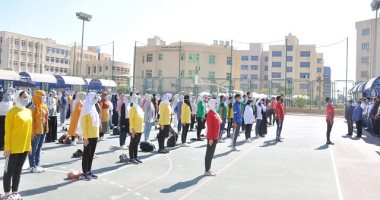 صور.. طلاب جامعة كفر الشيخ يؤدون تحية العلم بمشاركة رئيس الجامعة