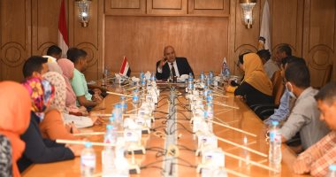 محافظ قنا يعقد اللقاء الأول مع المهندسين الجدد بعد فوزهم بالوظيفة  