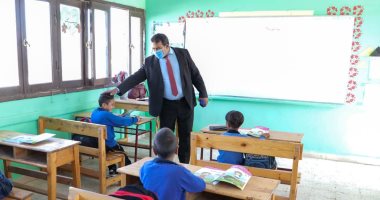 إحالة مدير مدرسة ومعلم بالوادى الجديد للتحقيق لتقصيرهما فى العمل.. صور