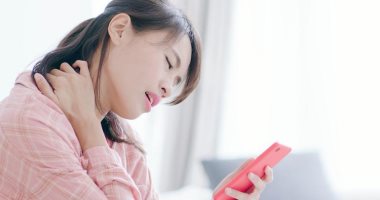 كيف يتسبب الإفراط فى استخدام هاتفك المحمول بآلام الرقبة؟