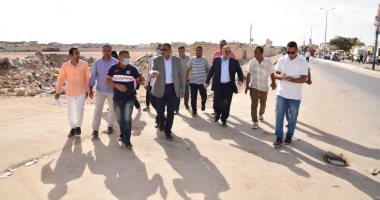 محافظ مطروح يتفقد أعمال مد شبكة الصرف الصحى بمنطق العجارمة وشارع الريفية .. صور