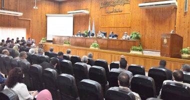 محافظ أسيوط يسمح بترخيص سيارات الأجرة التى مضى على صنعها أكثر من 20 عامًا