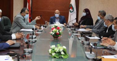 اجتماع بين مسئولى محافظة سوهاج والتعليم لمناقشة التوسع بإنشاء المدارس التجريبية