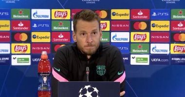 حارس برشلونة يرفض الحديث عن أزمة الرواتب قبل مواجهة فيرينكفاروسي
