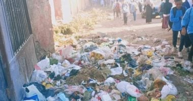 شكاوى من تراكم القمامة بمحيط مدرسة بأبو زعبل ومحافظ القليوبية يوجه برفعها