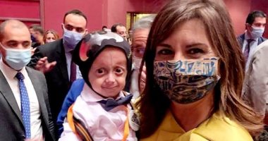 نبيلة مكرم بصحبة طفل مصاب بالشيخوخة المبكرة فى ملتقى ذوى القدرات الخاصة