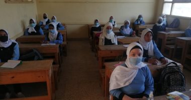 كمامات ومطهرات وتباعد اجتماعى.. مدرسة عباس بخيت الإعدادية بسوهاج تستقبل الطلاب