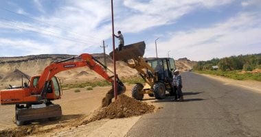 تركيب أعمدة إنارة بطرق الواحات ورفع 20 طن مخلفات قمامة من الشوارع.. صور