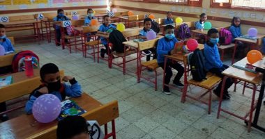 بالونات وعلامات تباعد.. مدرسة وادى الملكات بالأقصر تستقبل التلاميذ (صور)