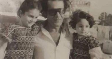 محمود ياسين فى صورة نادرة مع أبناءه عمرو ورانيا أيام الطفولة